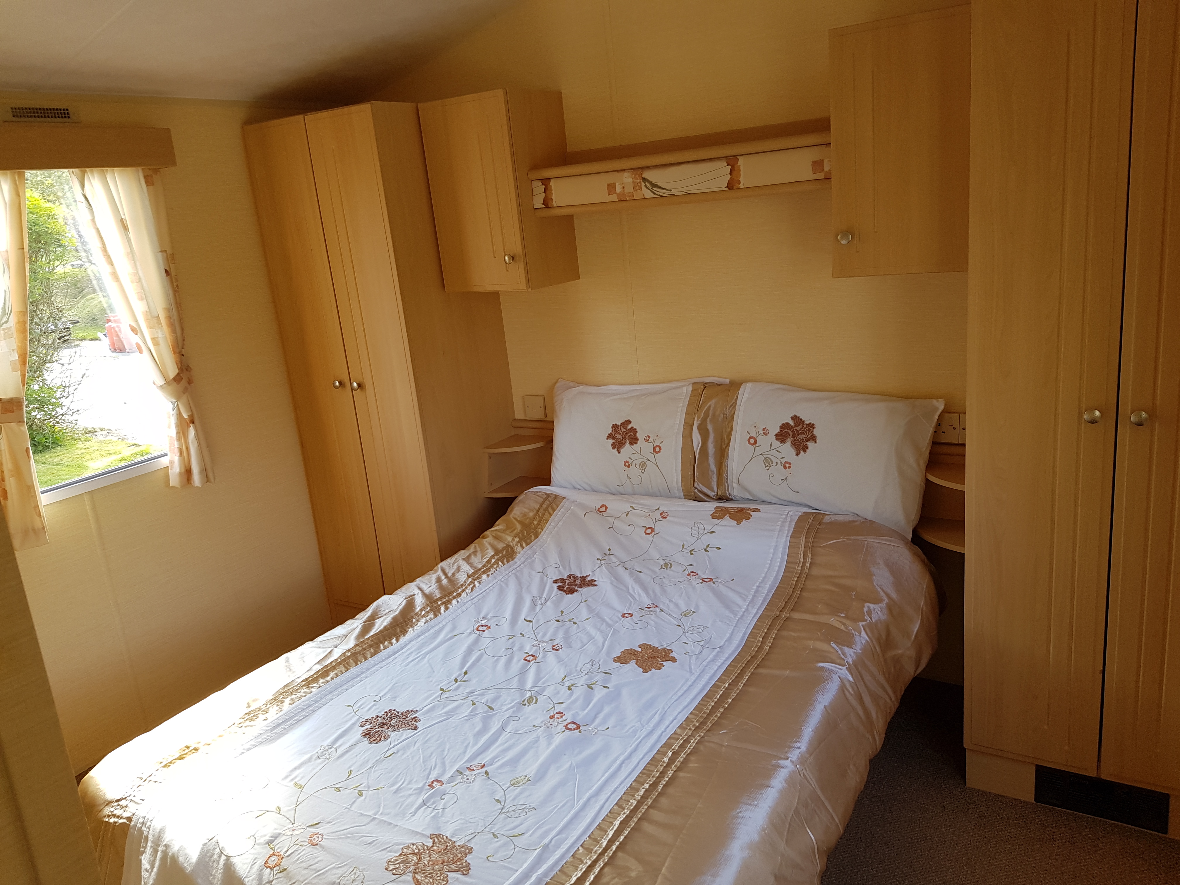 HOLIDAY VAN INTERIOR1