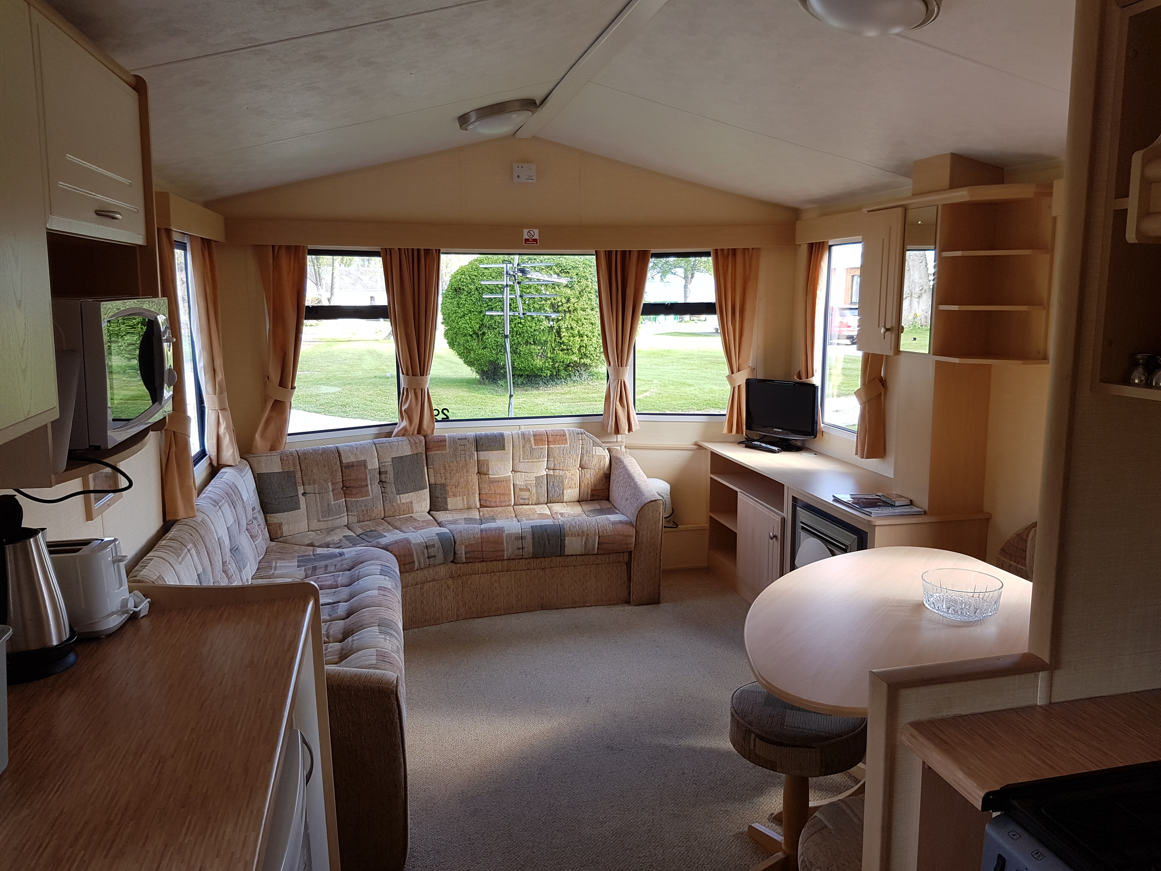 HOLIDAY VAN INTERIOR4